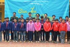 Tổng Công ty cổ phần Bưu chính Viettel tặng chăn và áo ấm cho các học sinh xã Khánh Hòa